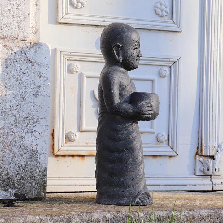 Matériaux Paysagers : Statuette de moine bouddhiste en pierre noire.